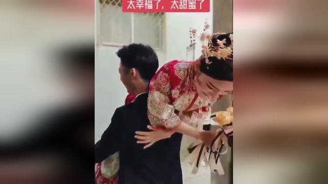梦见死去的母亲和我说话突然梦见父母和我。有两个纸人突然抓住我，最后我把纸人撕了。我就疯了